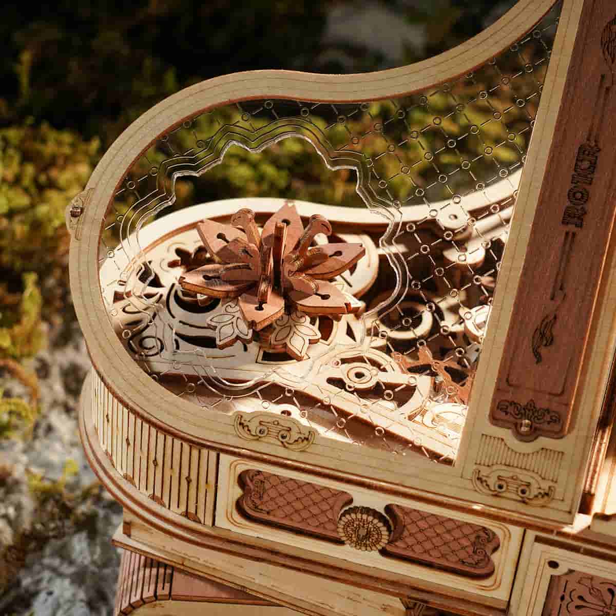 
Detalle de la tapa transparente y los engranajes florales de Magic Piano