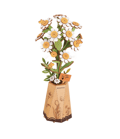 Chamomile completa con su jarrón de madera sobre fondo blanco.