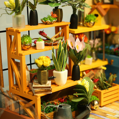 Detalle de las estanterías y pequeñas plantas de Cathy’s Flower House