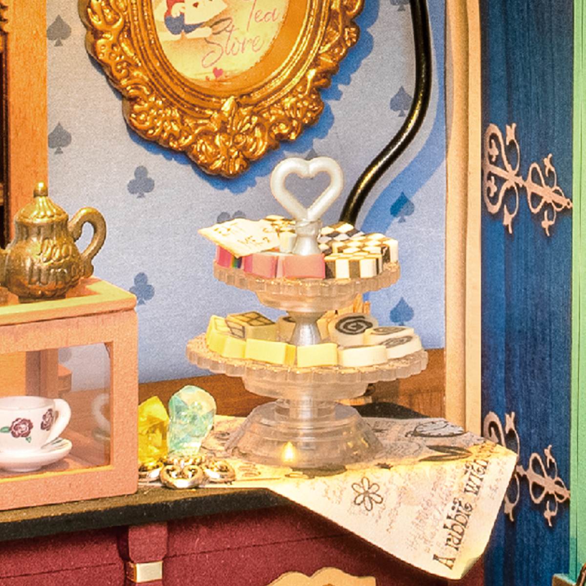 
Detalle del expositor de dulces y del espejo dorado en Alice’s Tea Store