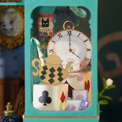 Detalle del escaparate de Alice’s Tea Store con reloj, tetera y motivos de naipes