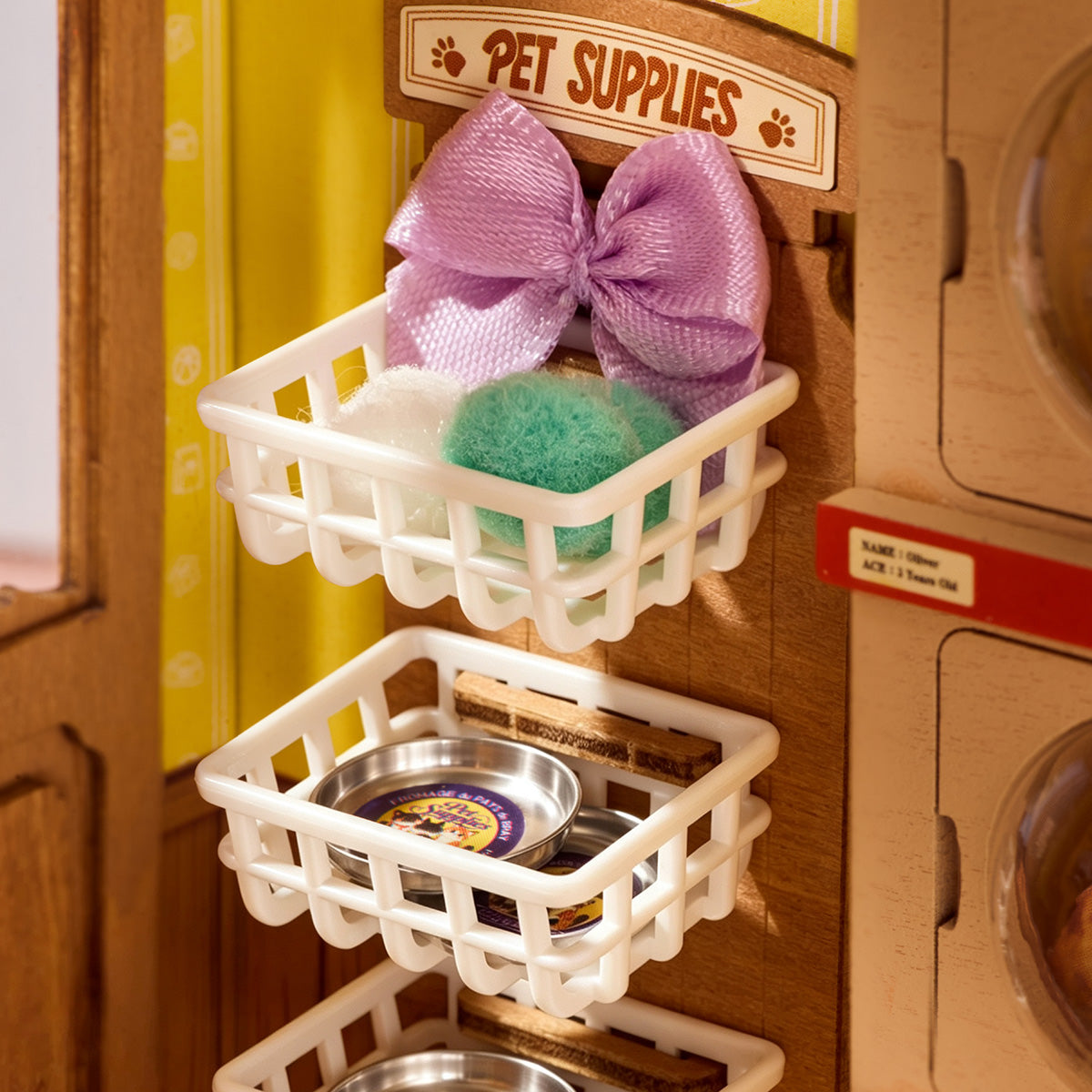 
Detalle de las cestas con accesorios para mascotas de Fluffy Friends Hub.