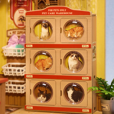 Detalle de los gatos y los compartimentos de la tienda Fluffy Friends Hub.