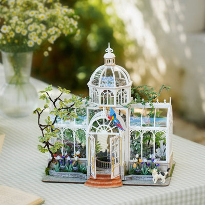 Oxygen Oasis montado en una mesa junto a una ventana, con estructura blanca y plantas en miniatura.