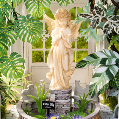 Detalle de la estatua y las plantas del interior de Oxygen Oasis.