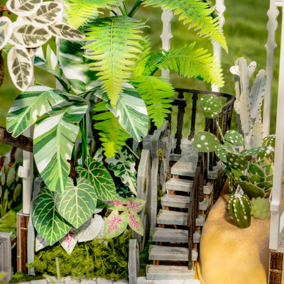 Detalle de la escalera interior rodeada de plantas de Oxygen Oasis.