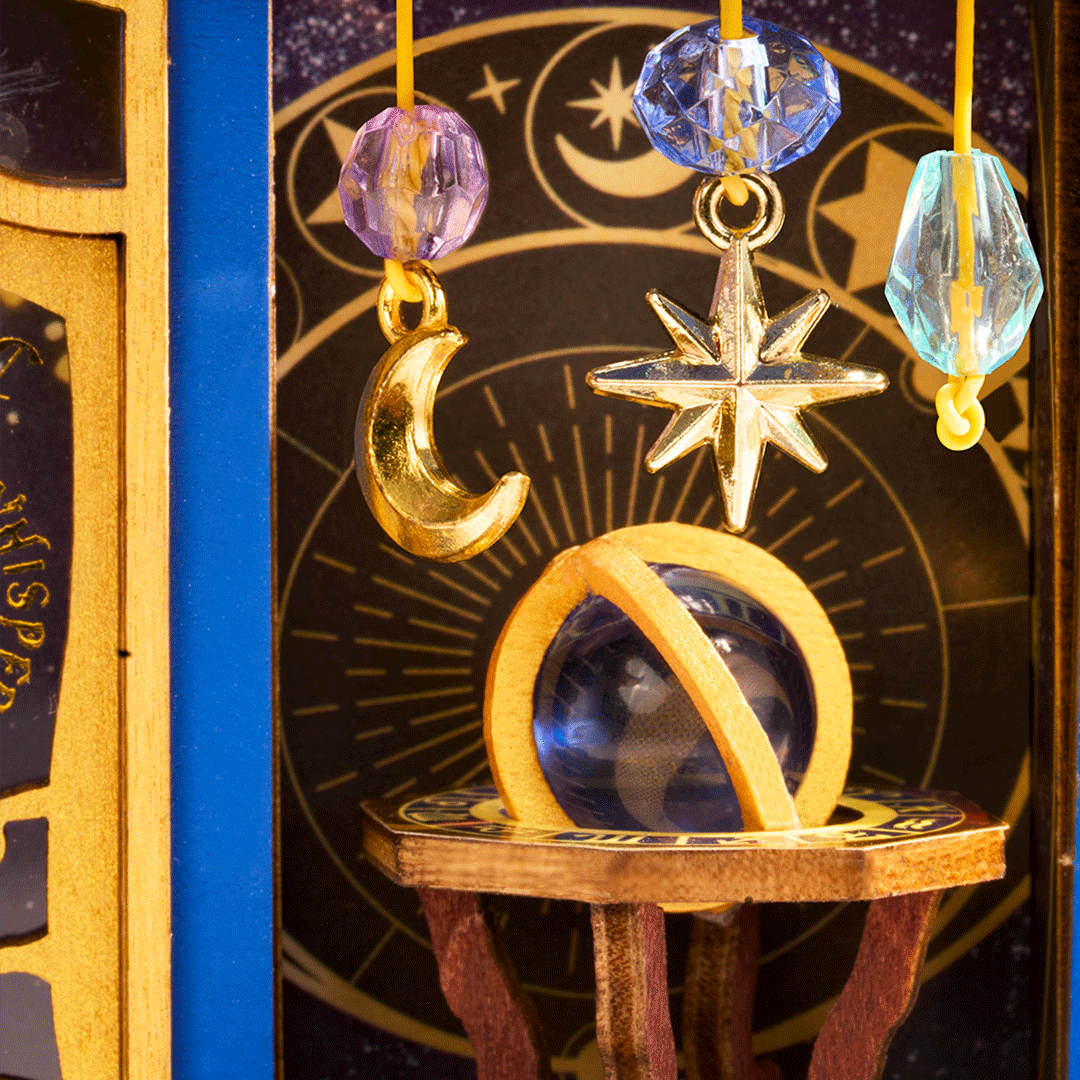 
Detalle de los colgantes de estrellas y lunas del escaparate · Rolife