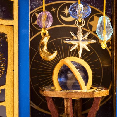 Detalle de los colgantes de estrellas y lunas del escaparate · Rolife