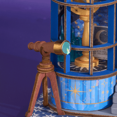 Detalle del telescopio frente al escaparate azul · Rolife