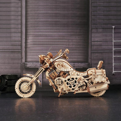 Moto de madera frente a una puerta de garaje · ROKR