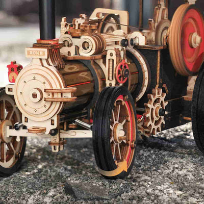 Detalle frontal de Steam Engine con ruedas rojas y engranajes visibles