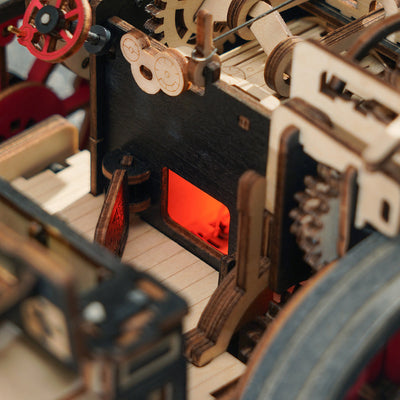 Detalle de la luz roja que imita el fuego en Steam Engine