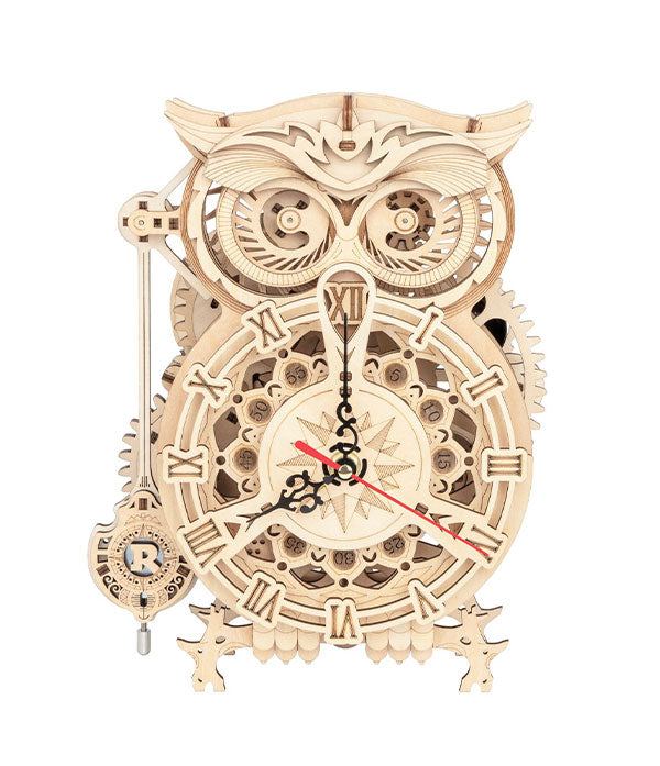 Reloj de madera Owl Clock completo visto de frente sobre fondo blanco.