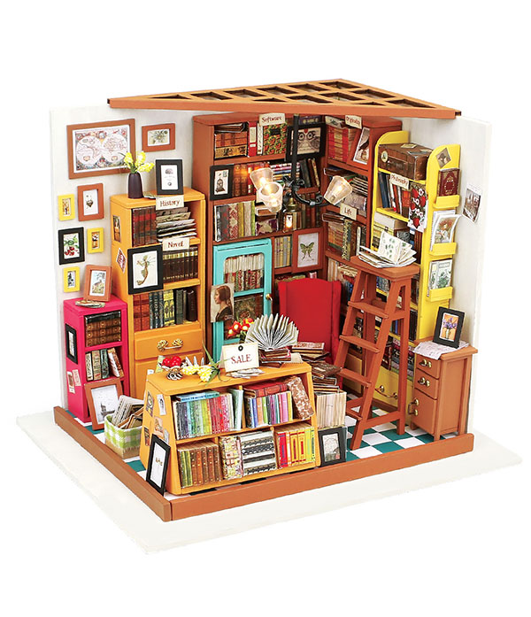 Biblioteca en miniatura Sam’s Study completa sobre fondo blanco.