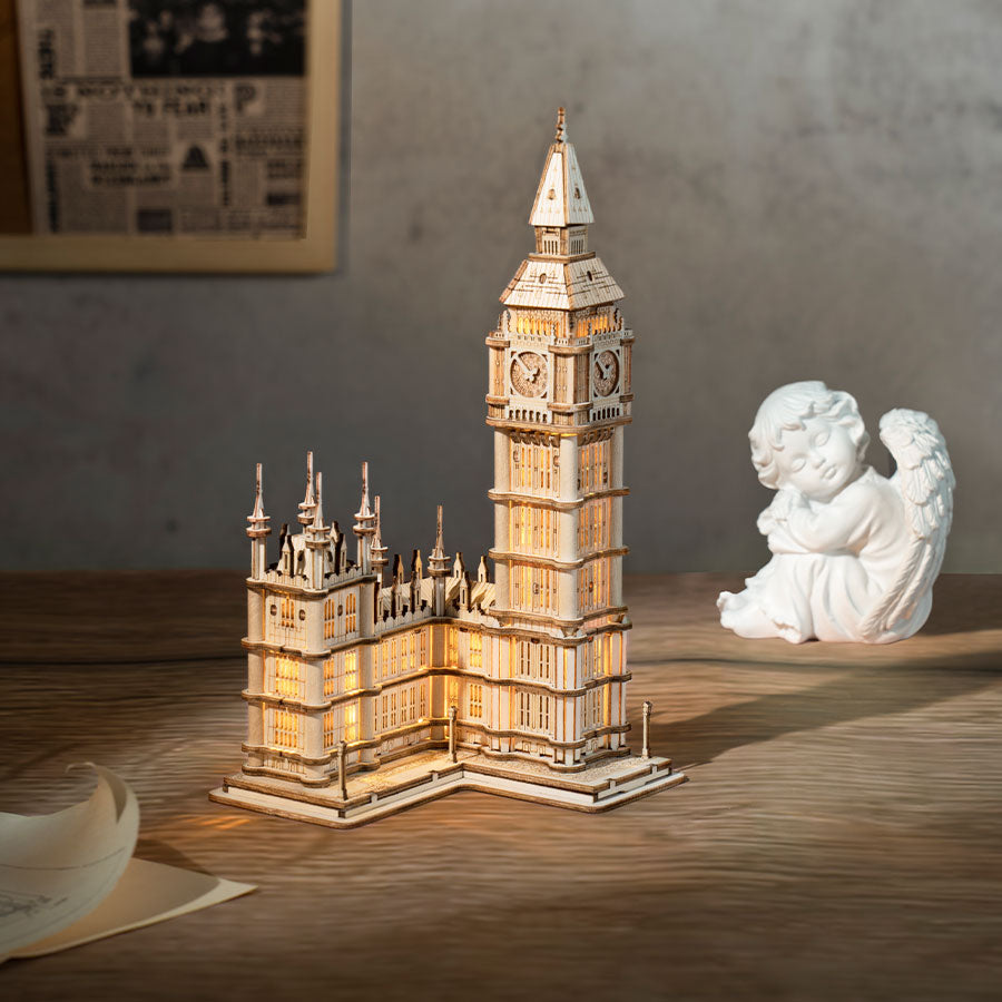 
Big Ben de madera iluminado sobre una mesa junto a una figura blanca · Rolife