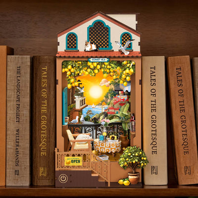 Sunset Isle iluminado entre libros, con limonero y terraza mediterránea en miniatura.