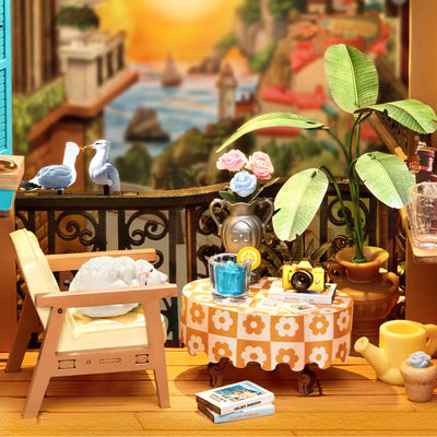 Detalle de la mesa, la silla, las flores y los accesorios de la terraza de Sunset Isle.