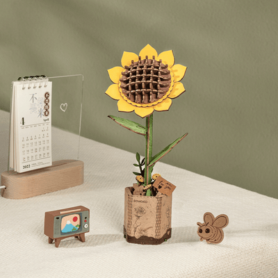 Girasol de madera en su soporte sobre una mesa · Rowood