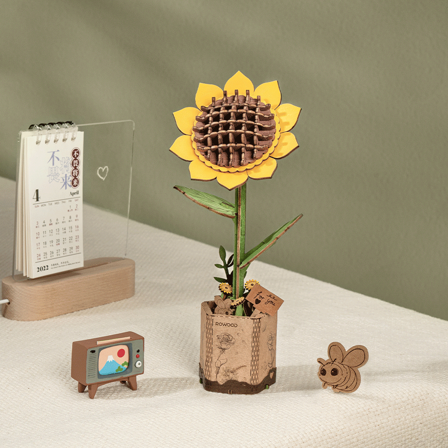 
Girasol de madera en su soporte sobre una mesa · Rowood