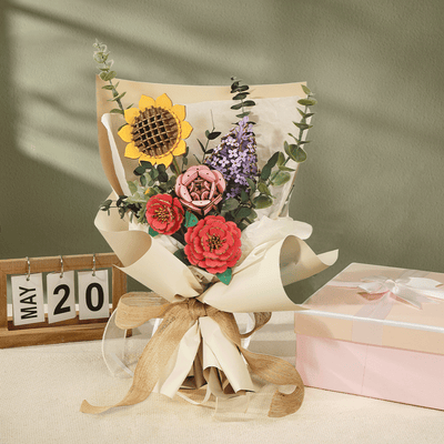 Ramo de flores de madera envuelto en papel claro sobre una mesa · Rowood