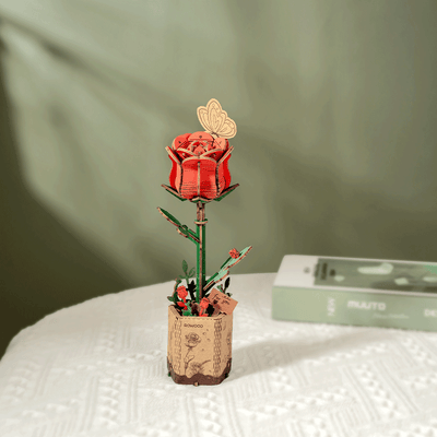 Rosa roja de madera sobre una mesa con luz natural · Rowood