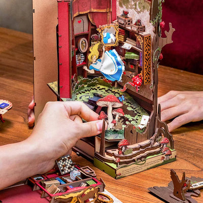Manos colocando una pieza en el interior de Fall into Wonder.