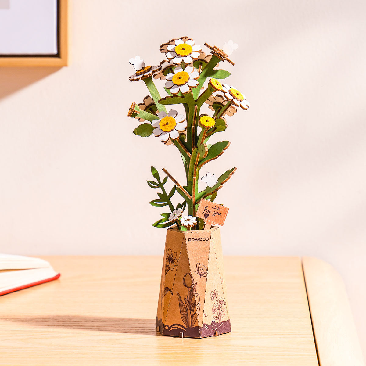 Chamomile montada sobre una mesa junto a la ventana.
