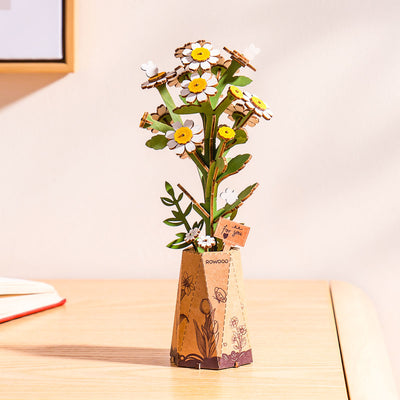 Chamomile montada sobre una mesa junto a la ventana.
